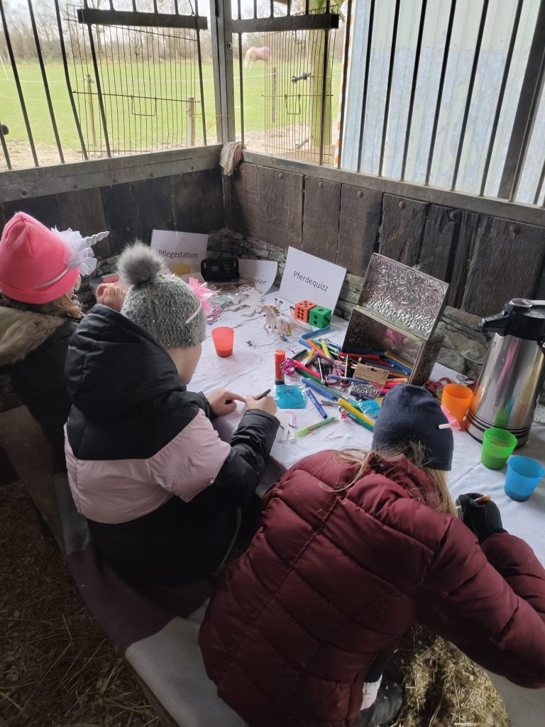 Kinder bei der Aufgabenlösung Reitpädagogik Heinsberg - Anke Zoch