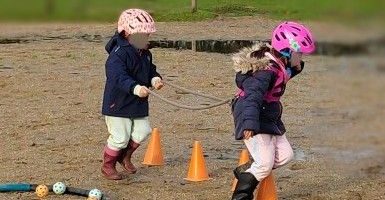 Natur-Spielangebote für Kleinkinder: Toben und Lernen