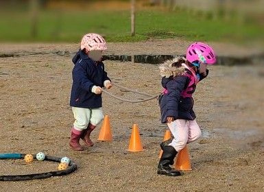 Natur-Spielangebote für Kleinkinder: Toben und Lernen